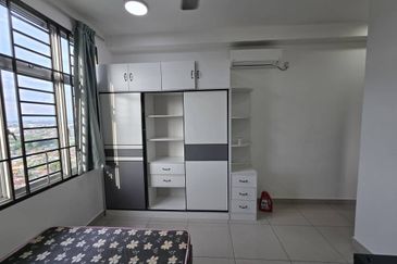 SKS Habitat Apartment, Larkin