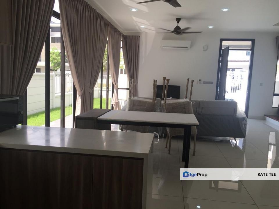 Horizon hills long driveway cluster house, Johor, 