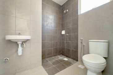 New Condition • Low Floor • 2 Parking Same Level — Vista Hijauan Kajang RM385K