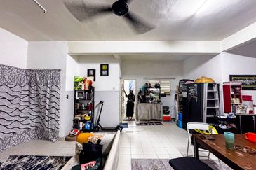 Ground Floor Townhouse | 3R2B | 2 Covered Parking | RM355K Only!