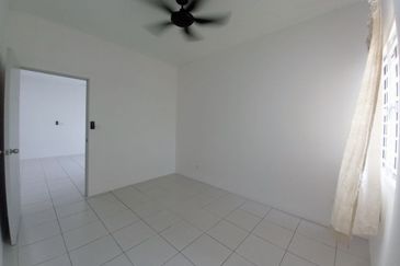 FOR RENT | Walking to LRT • 3R2B • End Unit • RM1,800