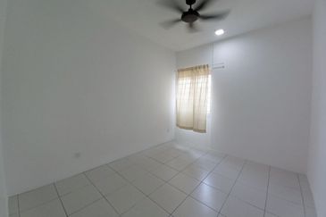 FOR RENT | Walking to LRT • 3R2B • End Unit • RM1,800