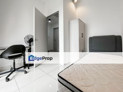 1 full furnished balcony bedroom for rent shared bathroom with awesome furniture @ quayside mall kemuning rimbayu, Selangor, Kota Kemuning