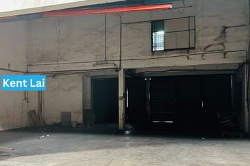Sungai Lokan @ Butterworth. 2-storey warehouse. Spacious & ready-use.
