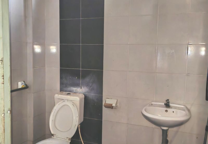 Ipoh town adjoing corner shop for rent