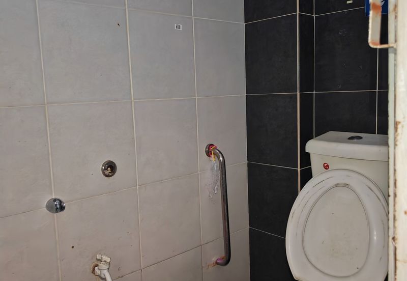 Ipoh town adjoing corner shop for rent