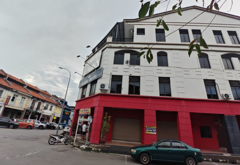 Ipoh town adjoing corner shop for rent