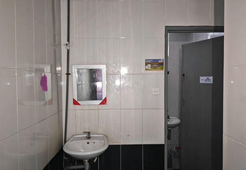 Ipoh town adjoing corner shop for rent