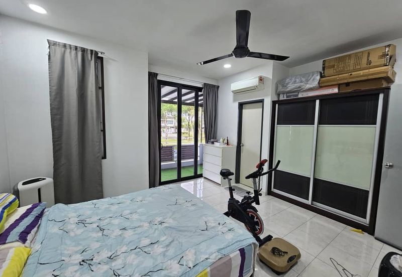 Jalan Setia Tropika 2/14