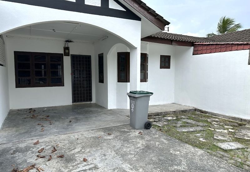 Taman Mawar - Pasir Gudang / Single Storey House Great Value Home For Renovation & Investment