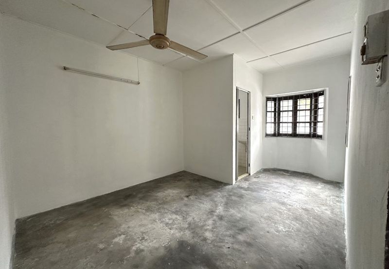 Taman Mawar - Pasir Gudang / Single Storey House Great Value Home For Renovation & Investment