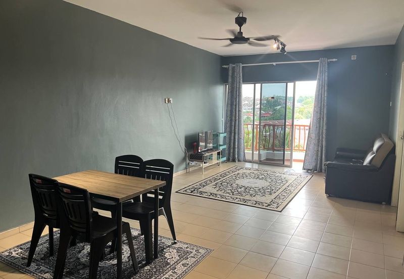 Bilik penuh dengan kelengkapan rumah