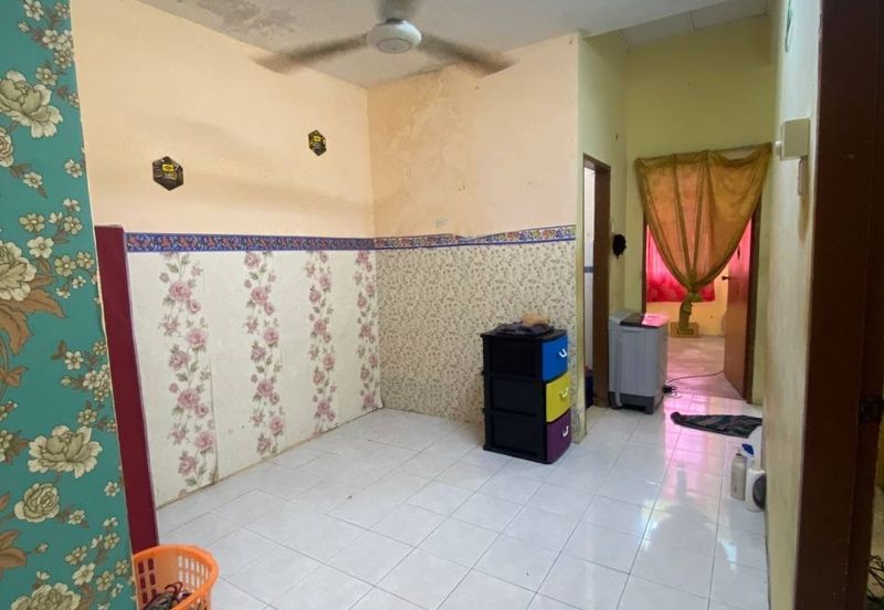 Rumah dekat surau depan padang Mentakab