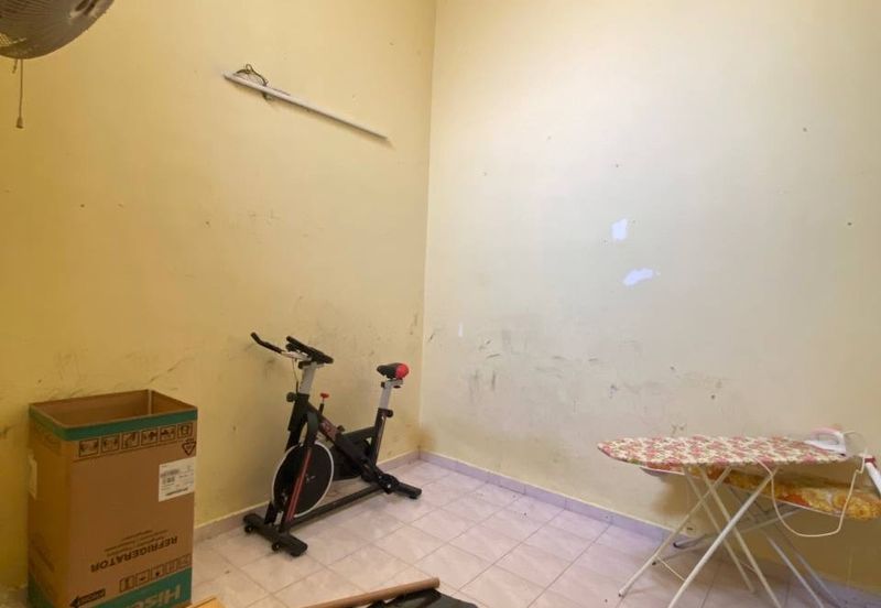 Rumah dekat surau depan padang Mentakab