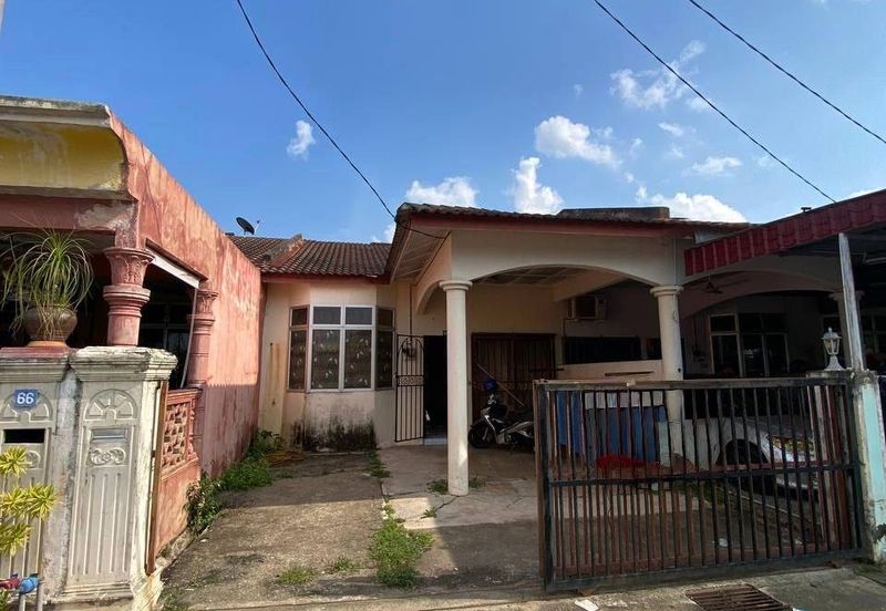 Rumah dekat surau depan padang Mentakab