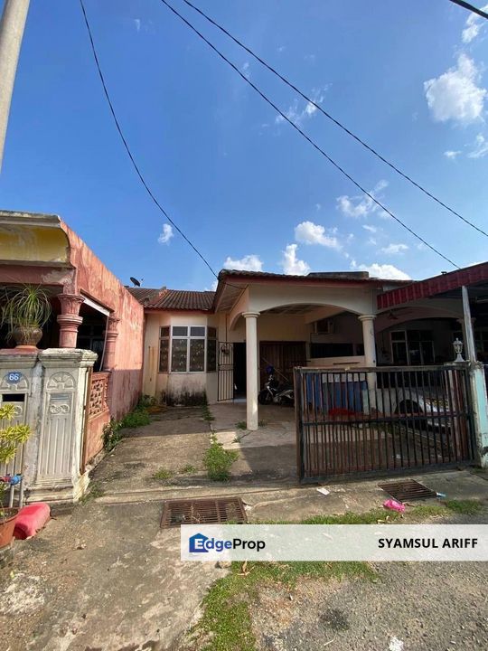 Rumah dekat surau depan padang Mentakab, Pahang, Mentakab
