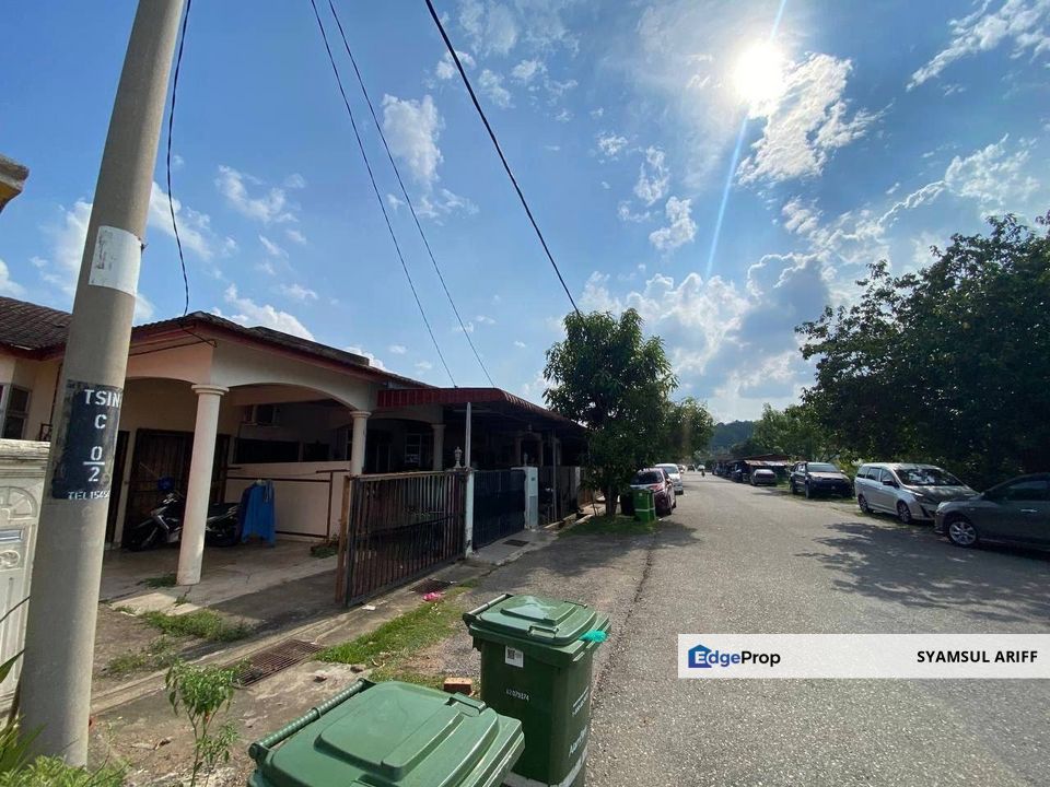 Rumah dekat surau depan padang Mentakab, Pahang, Mentakab