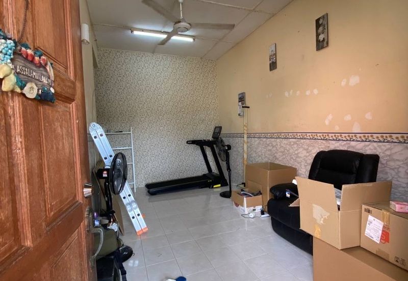 Rumah dekat surau depan padang Mentakab