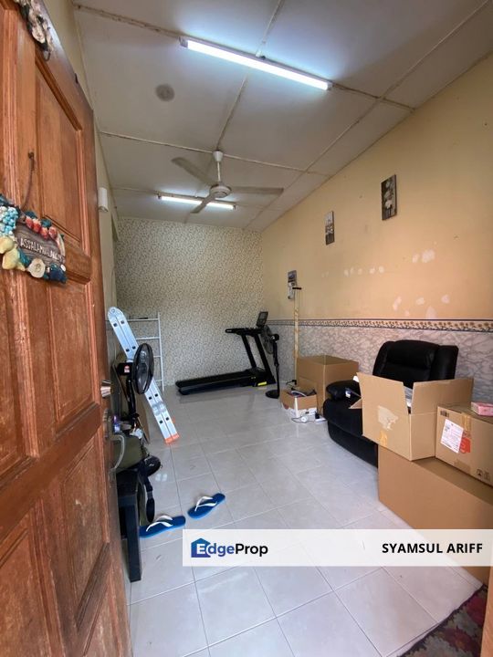 Rumah dekat surau depan padang Mentakab, Pahang, Mentakab