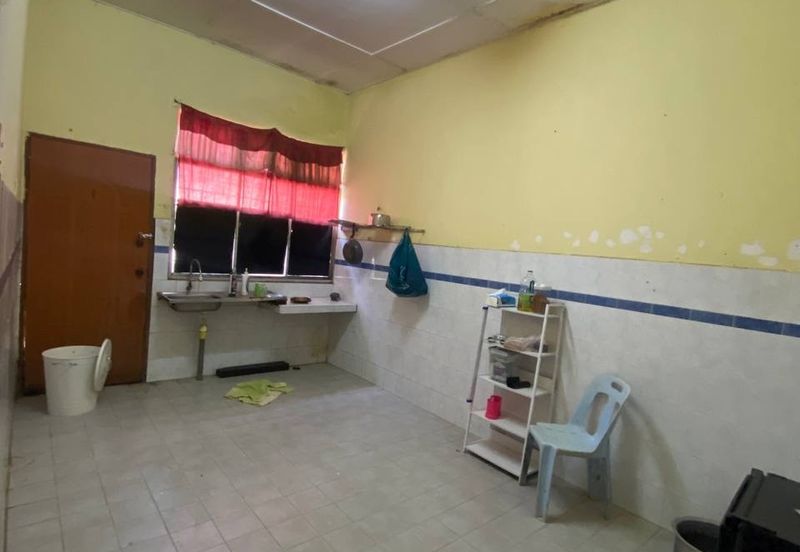 Rumah dekat surau depan padang Mentakab