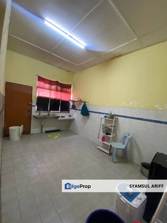 Rumah dekat surau depan padang Mentakab, Pahang, Mentakab