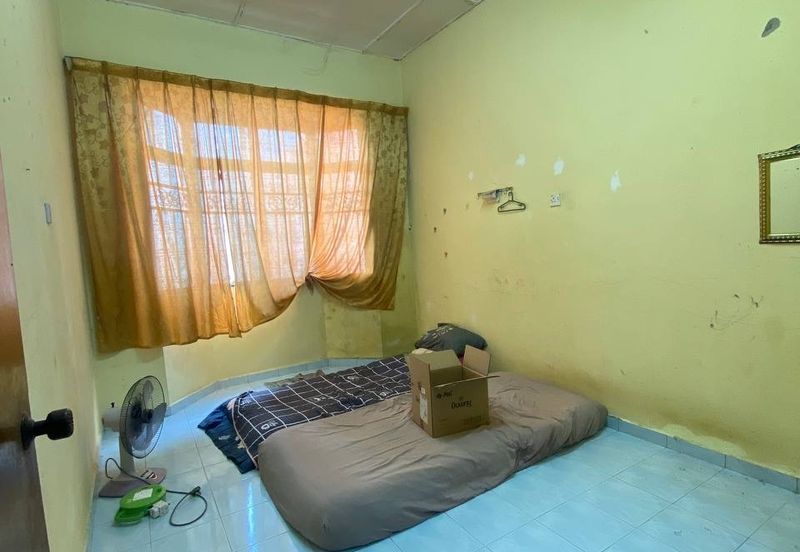 Rumah dekat surau depan padang Mentakab