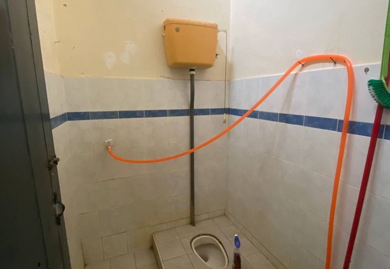 Rumah dekat surau depan padang Mentakab