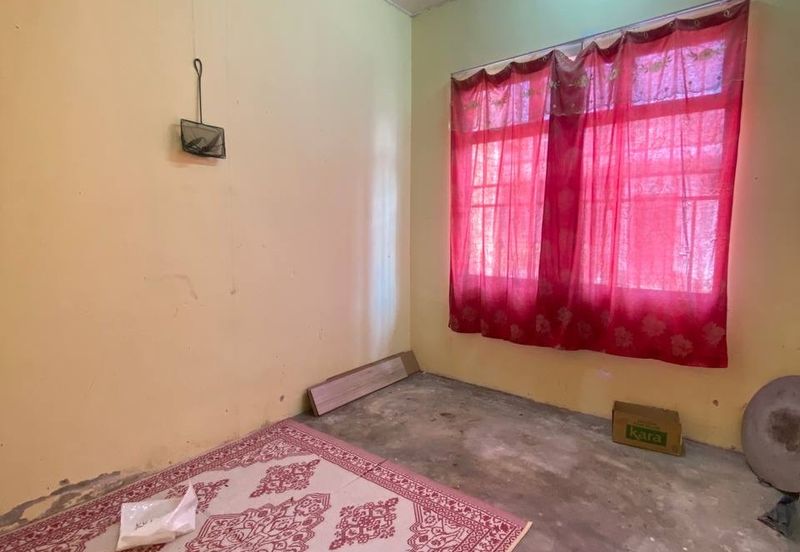 Rumah dekat surau depan padang Mentakab