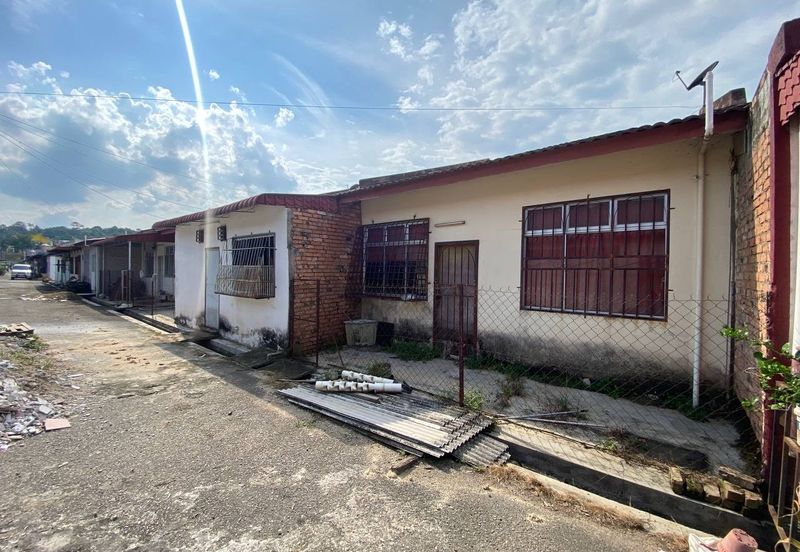 Rumah dekat surau depan padang Mentakab