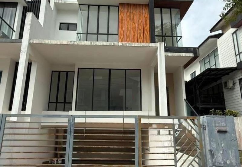 [For Sale] Ipoh South Precinct 3 Storey Semi D