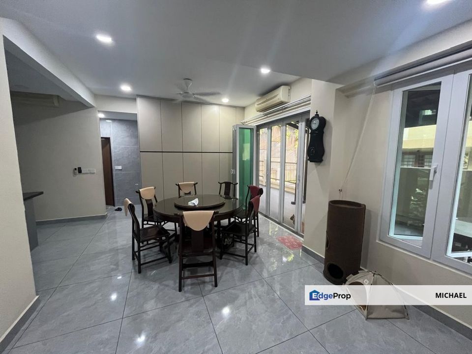 super nice move in condition 2.5 storey semi d, Selangor, Batu 9th Cheras