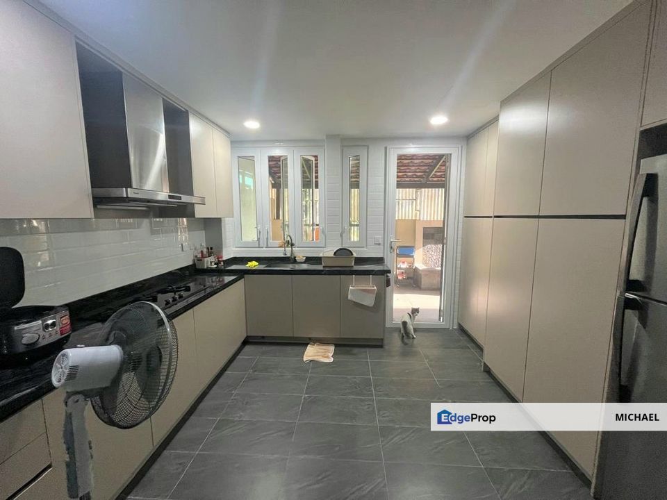 super nice move in condition 2.5 storey semi d, Selangor, Batu 9th Cheras