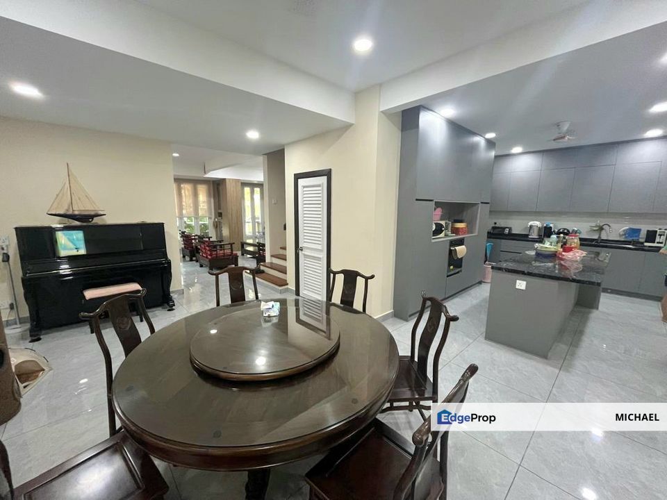 super nice move in condition 2.5 storey semi d, Selangor, Batu 9th Cheras