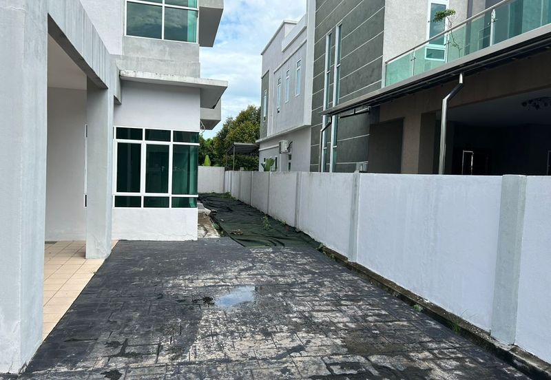 TAMAN BAKTI, SITIAWAN