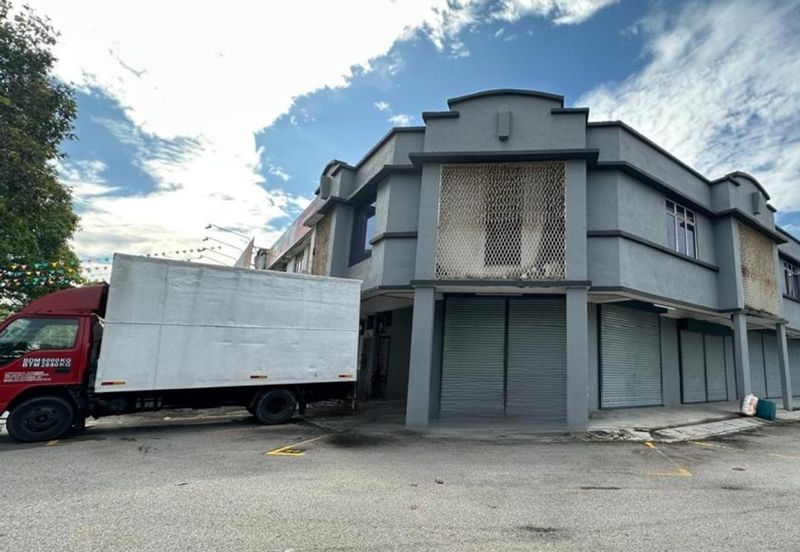 Untuk disewa Shoplot Tingkat 1 Corner Lot di Seksyen 4 Tambahan Bandar Baru Bangi Selangor.