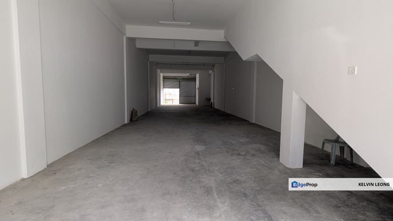 3 Sty Shoplot at Balakong, Walking Distance to MRT Station., Selangor, Balakong