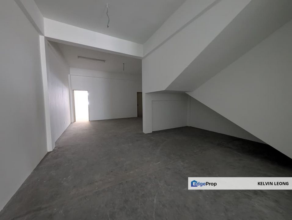 3 Sty Shoplot at Balakong, Walking Distance to MRT Station., Selangor, Balakong