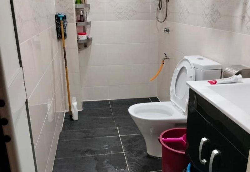 IXORA APARTMENT MOVE IN CONDITION, HILLTOP APARTMENT, KLCC AND POOL VIEW