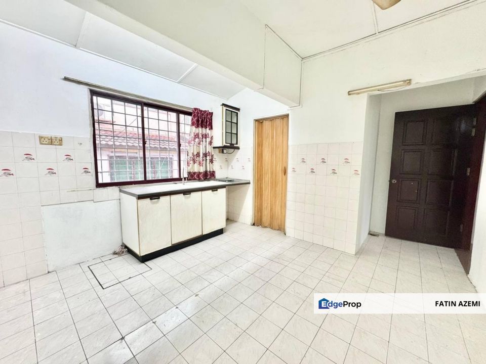 Partially Renovated with extra land for kitchen extension, Selangor, Subang Jaya