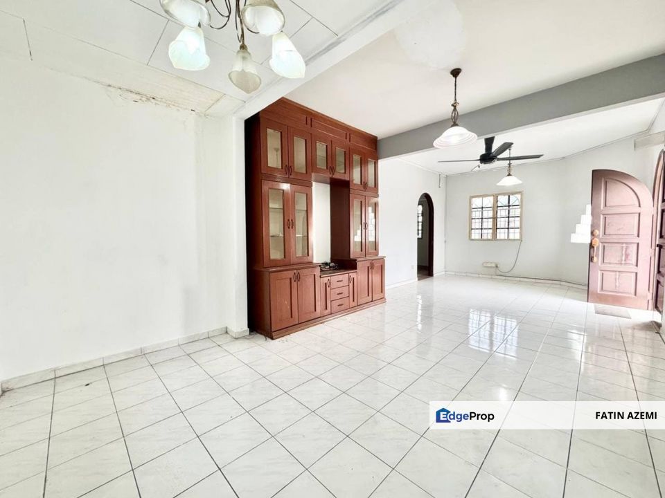Partially Renovated with extra land for kitchen extension, Selangor, Subang Jaya