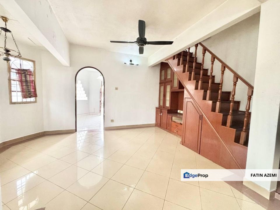 Partially Renovated with extra land for kitchen extension, Selangor, Subang Jaya