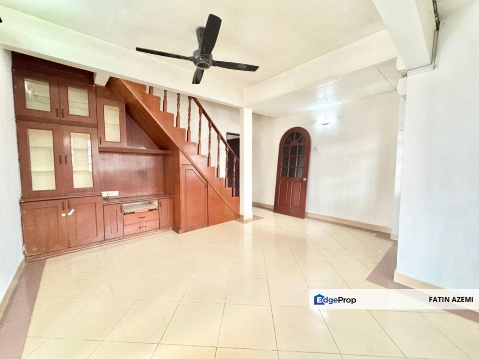 Partially Renovated with extra land for kitchen extension, Selangor, Subang Jaya