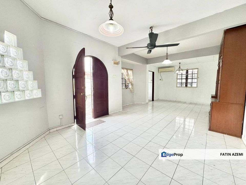 Partially Renovated with extra land for kitchen extension, Selangor, Subang Jaya