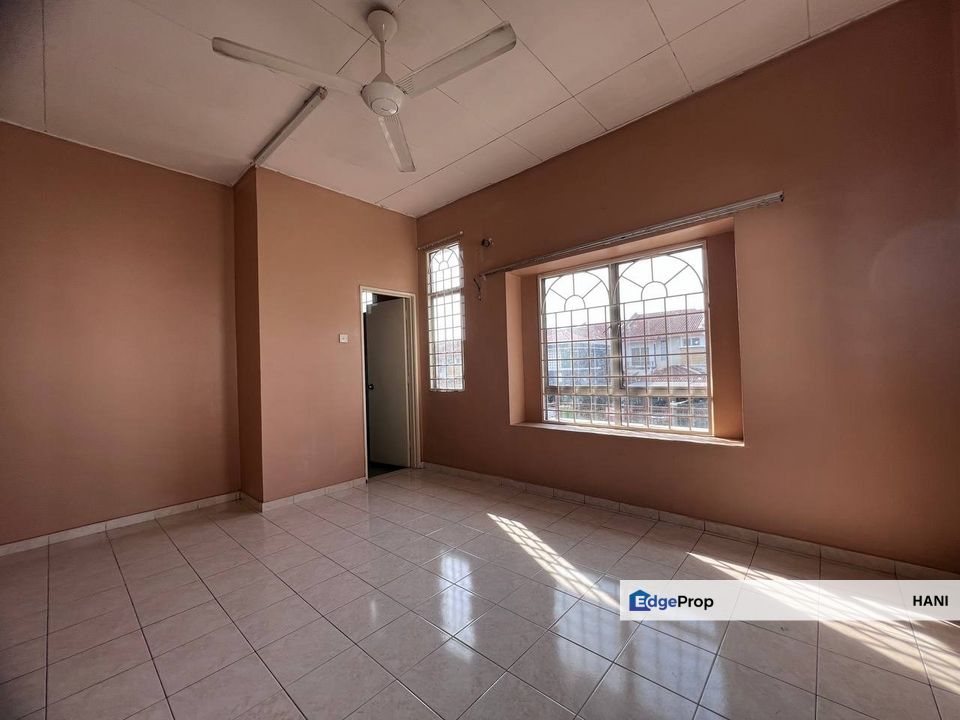 Saujana Utama Double Storey End Lot (With Extra Land Area), Selangor, Sungai Buloh