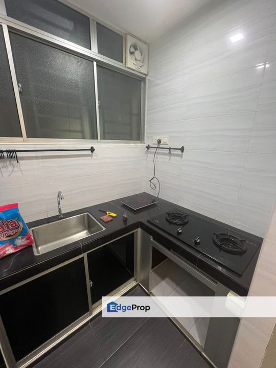 Female unit Middle Room for rent Parklane oug non partition unit direct bus to midvalley n walking distance to lrt n bus station, Kuala Lumpur, Taman OUG