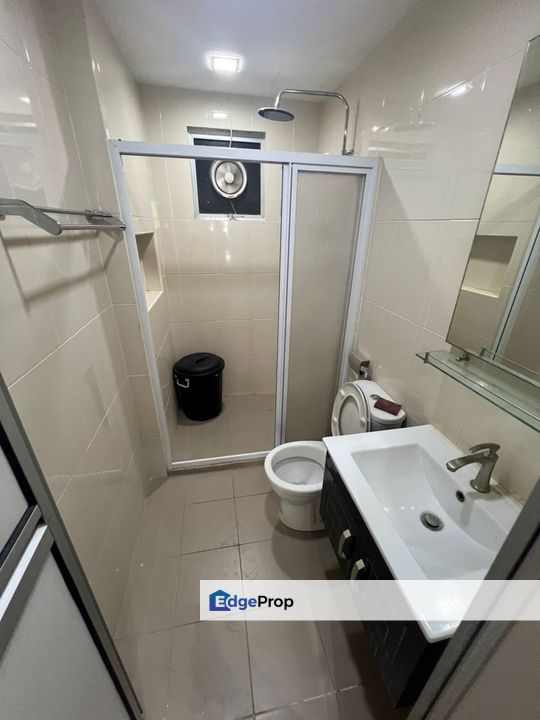 Female unit Middle Room for rent Parklane oug non partition unit direct bus to midvalley n walking distance to lrt n bus station, Kuala Lumpur, Taman OUG