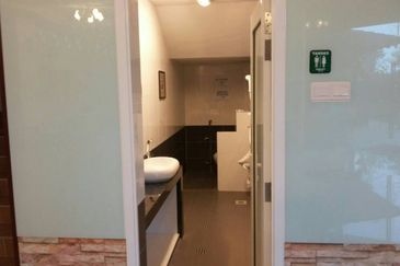 11 Rooms Spacious Bungalow, Guarded