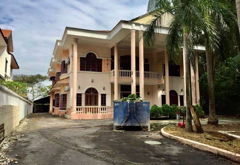 Big Garden Ample Car Parks Many Rooms