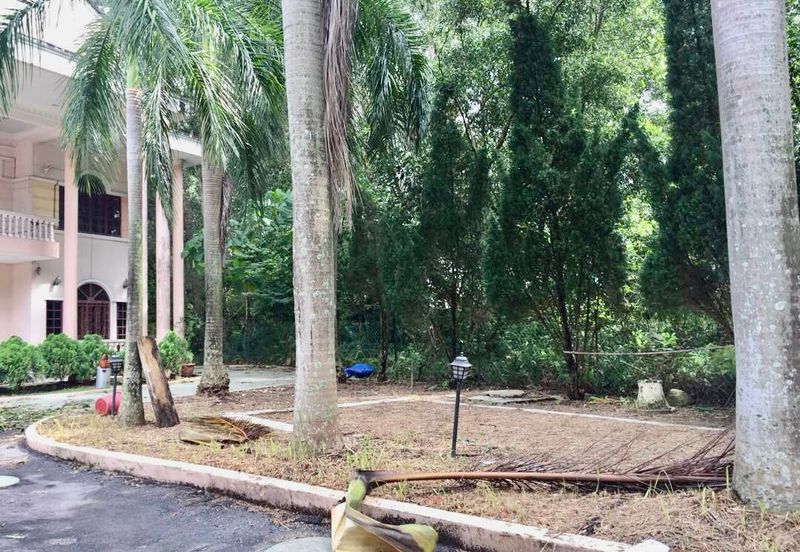 Big Garden Ample Car Parks Many Rooms