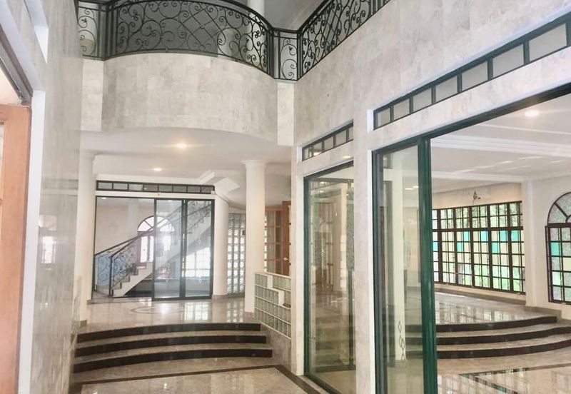 Big Garden Ample Car Parks Many Rooms